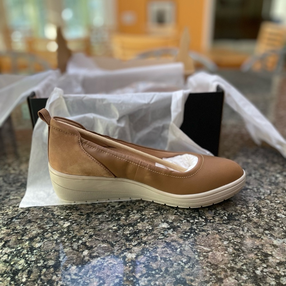 Womens Vionic Jacey Wedge Shoe size 7 NIB